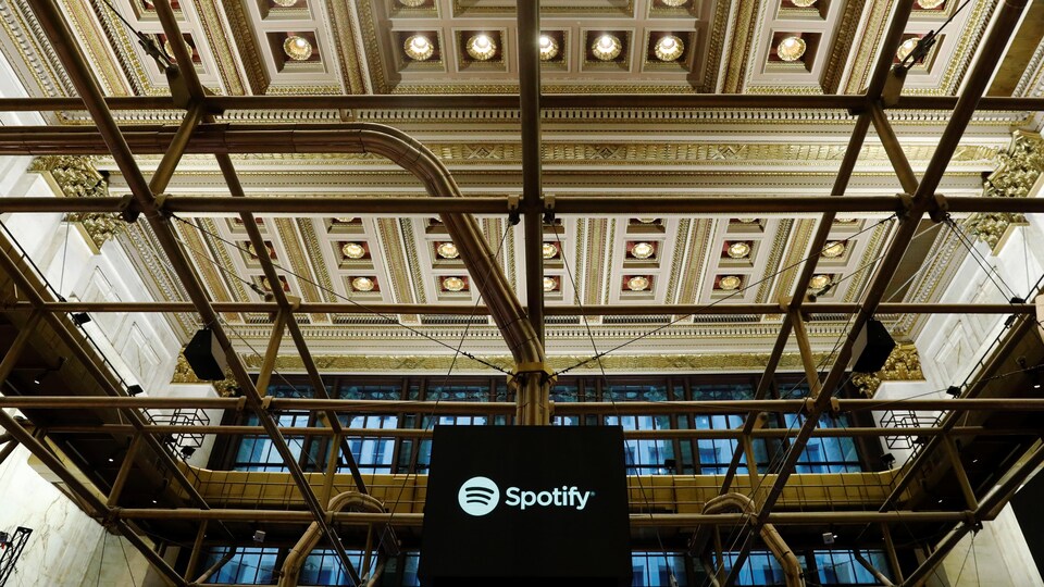 Un écran montrant le logo de Spotify sous le toit d'un chic immeuble new-yorkais.