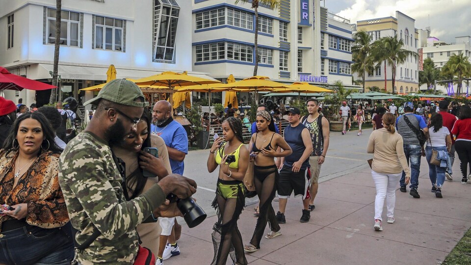 Des personnes marchant dans la rue à Miami.