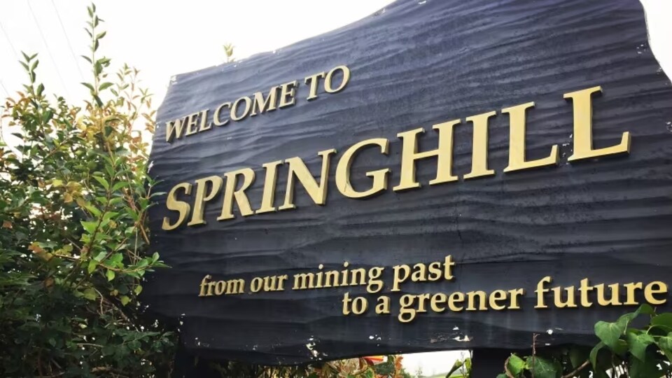 La pancarte qui accueille les gens à Springhill évoque l'intérêt de la communauté vers les énergies renouvelables.