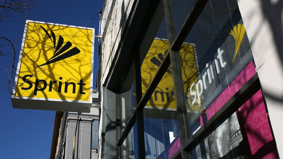 L'enseigne jaune de Sprint devant la vitrine de l'entreprise.