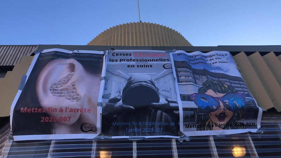 Des affiches qui dénoncent les conditions de travail des professionnelles de la santé.