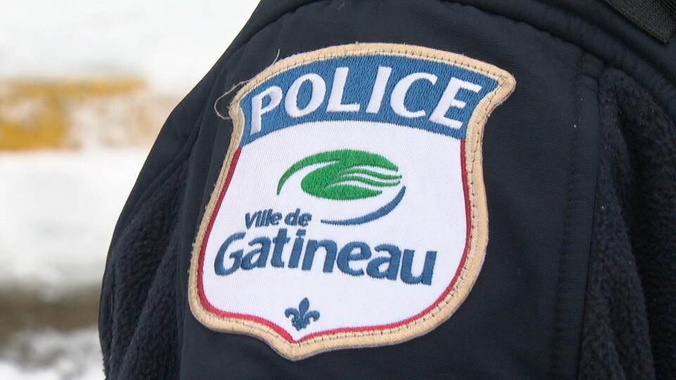 L'écusson du Service de police de la Ville de Gatineau sur l'uniforme d'un policier. 