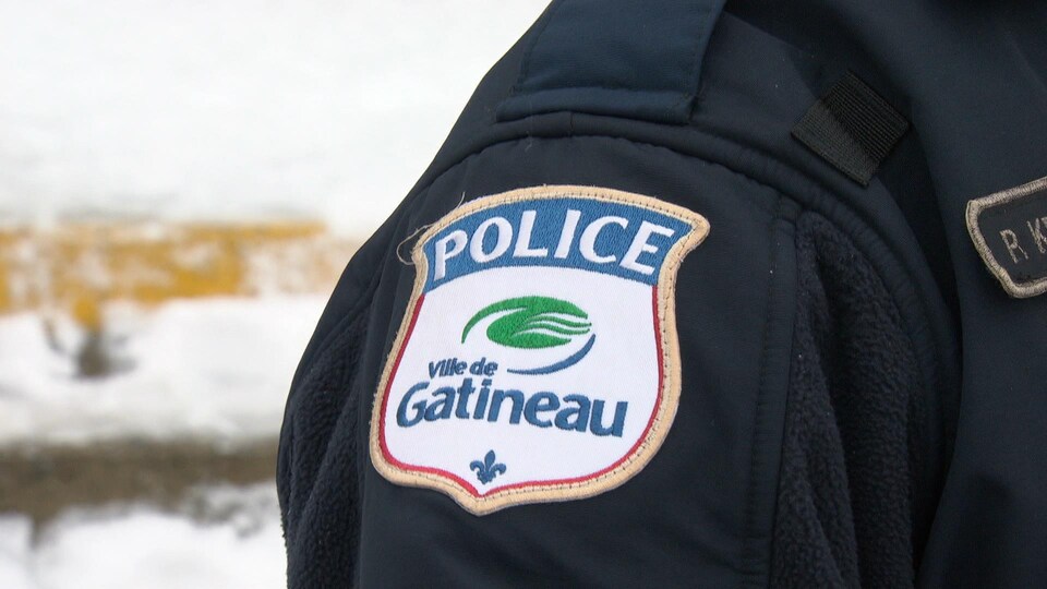 L'écusson du Service de police de la Ville de Gatineau sur l'uniforme d'un policier.