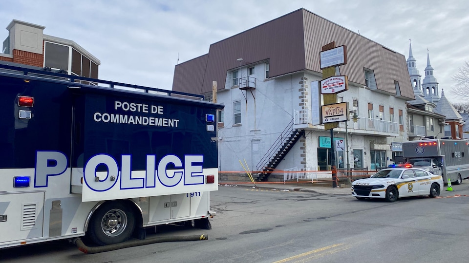 Le poste de commandement de la police de Montréal tout près de l'immeuble où s'est produit le drame sur l'avenue Saint-Laurent.