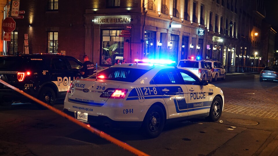 Plusieurs voitures de police à l'arrêt en pleine rue