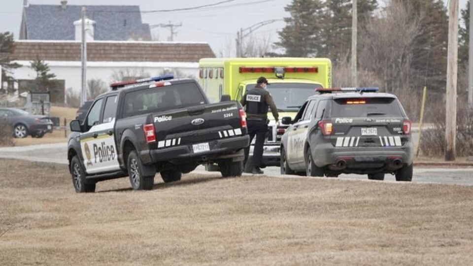 Des voitures de la Sûreté du Québec et une ambulance.