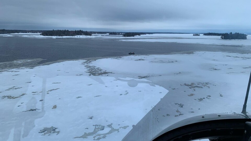 Le lac Saint-Jean vu d'un hélicoptère.