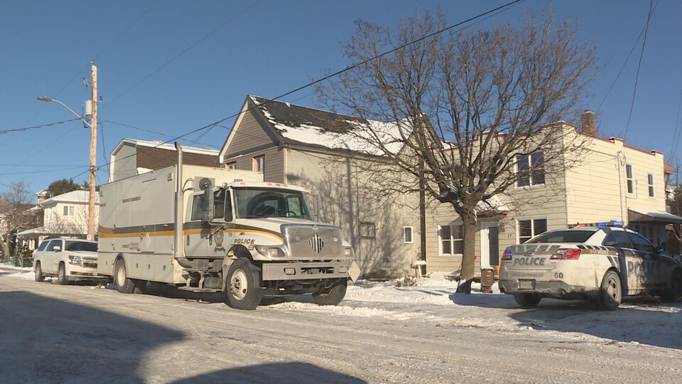 Un camion de la Sûreté du Québec et une voiture du Service de police de la Ville de Gatineau.