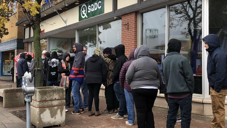 Une file d'attente devant la SQDC de Rimouski