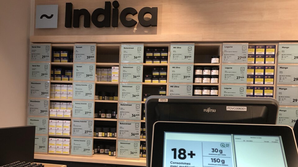 Un point de vente de la SQDC avec des produits dans les étagères.