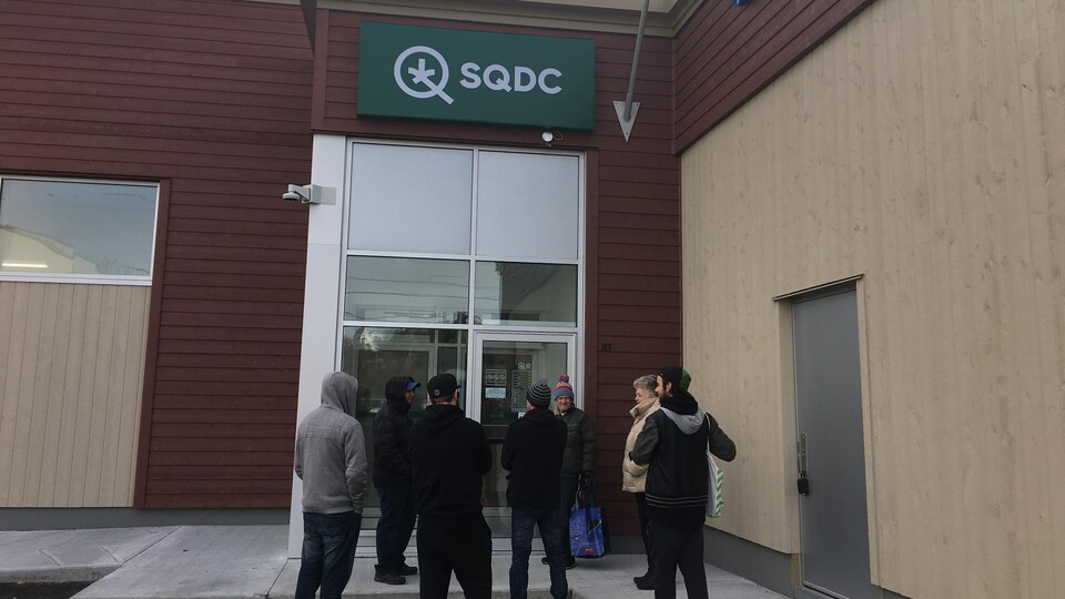 Premiers clients à la SQDC de Chicoutimi RadioCanada.ca