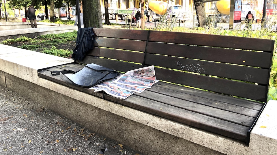 Le banc au square Cabot sur lequel a été retrouvé le corps de Kevin Parry, un sans-abri décédé dans le parc durant la nuit du 15 septembre 2019.