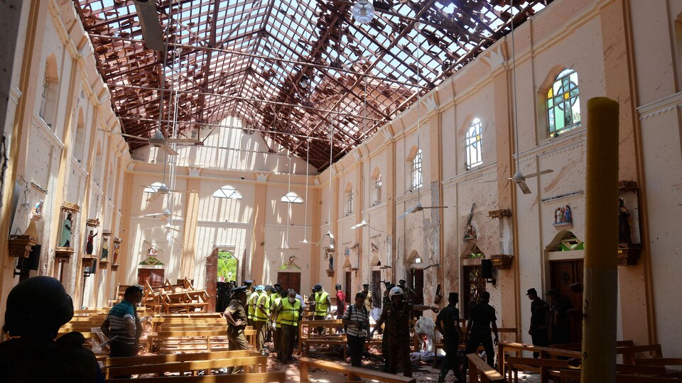 Les autorités inspectent le site d'un attentat à la bombe dans une église du Sri Lanka.