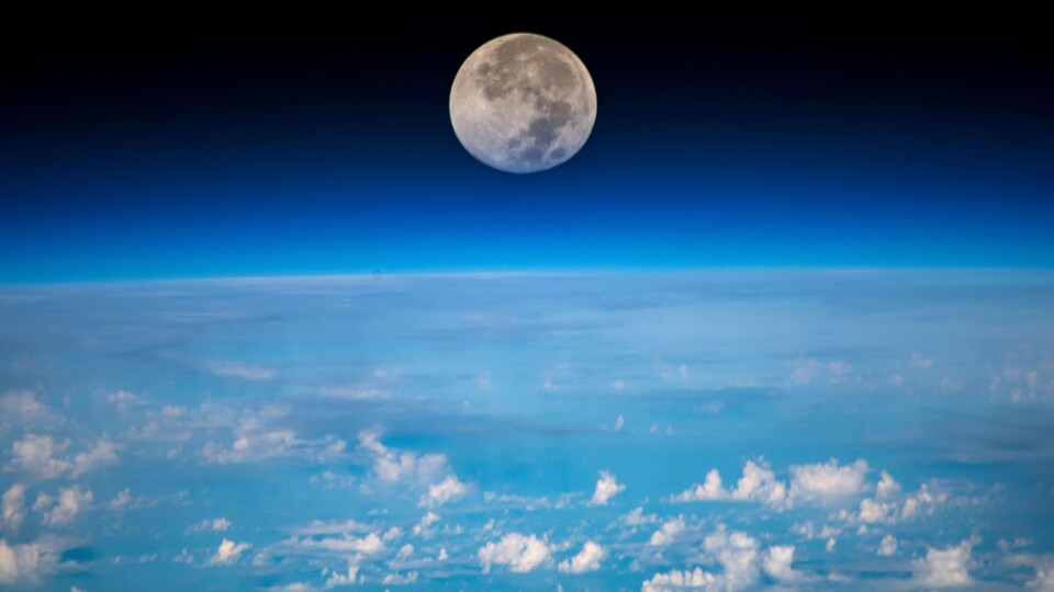 Photo d'un coucher de lune a été prise par l'astronaute de l'ASC David Saint-Jacques de la Station spatiale internationale.