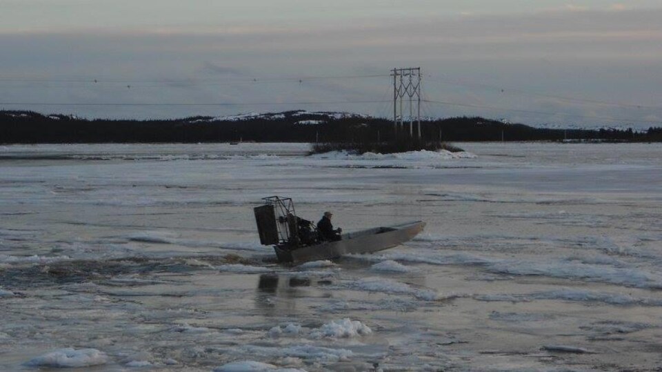 Un petit aéroglisseur sur la rivière Saint-Augustin