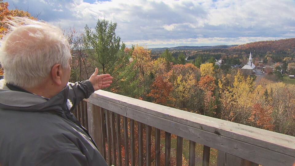Le maire de Saint-Élie-de-Caxton, Robert Gauthier, pointe la phase 1 du projet de parc nature et de culture de sa municipalité.