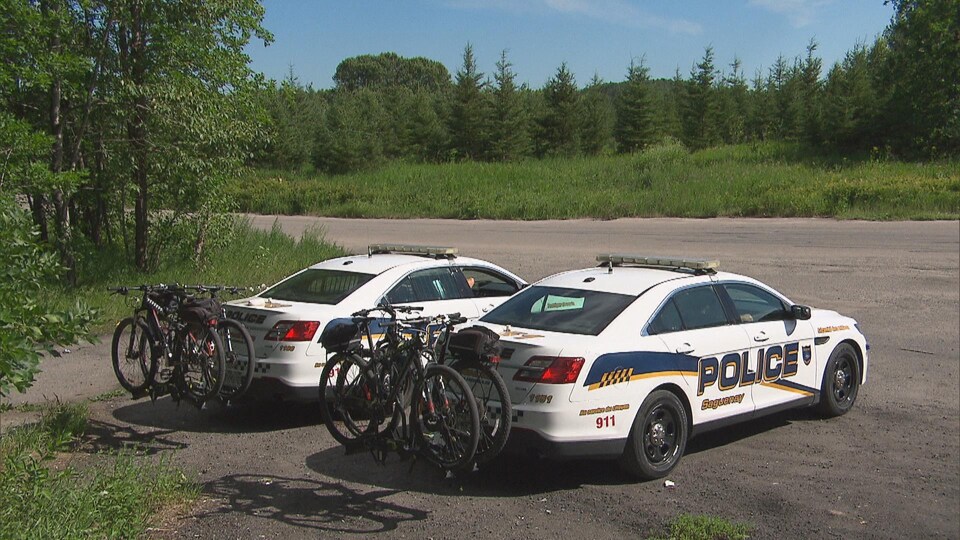 Des voitures de police à Saint-Jean-Vianney.