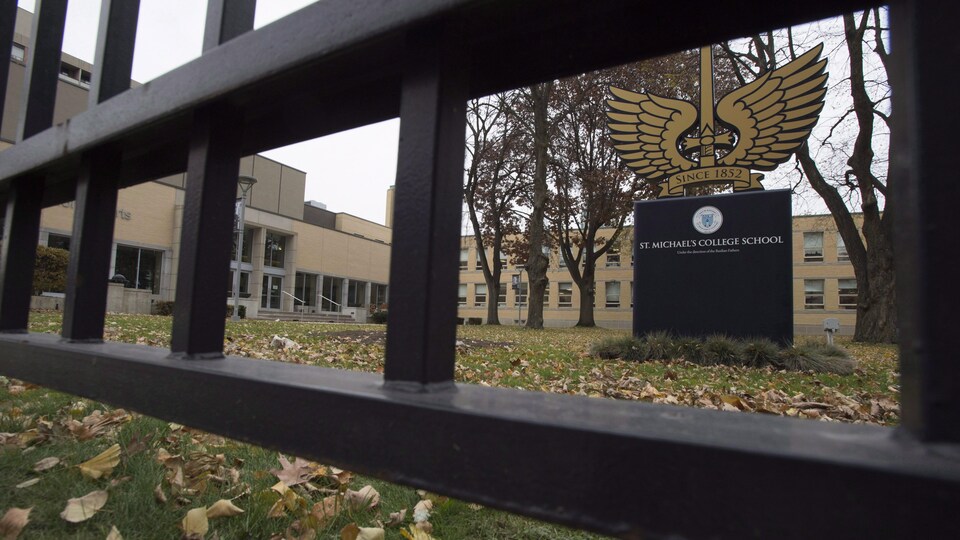 Le collège privé St. Michael's de Toronto un jour d'automne.