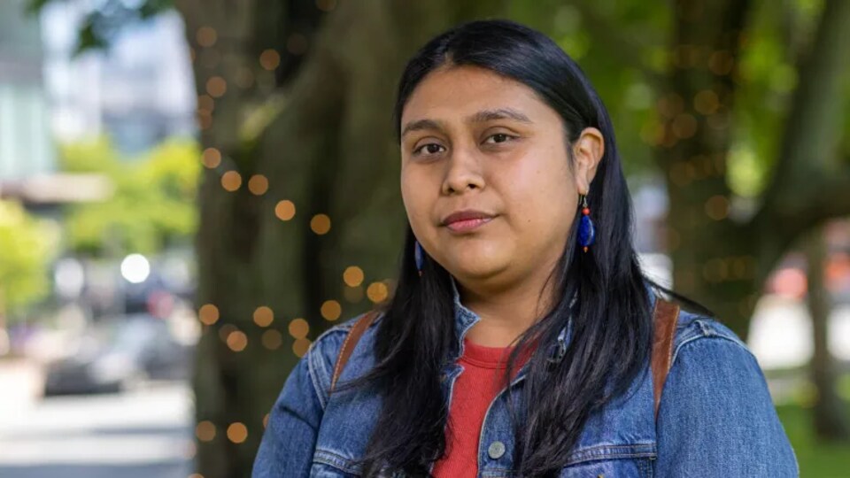 Un portrait de Stacey Gomez à l'extérieur.