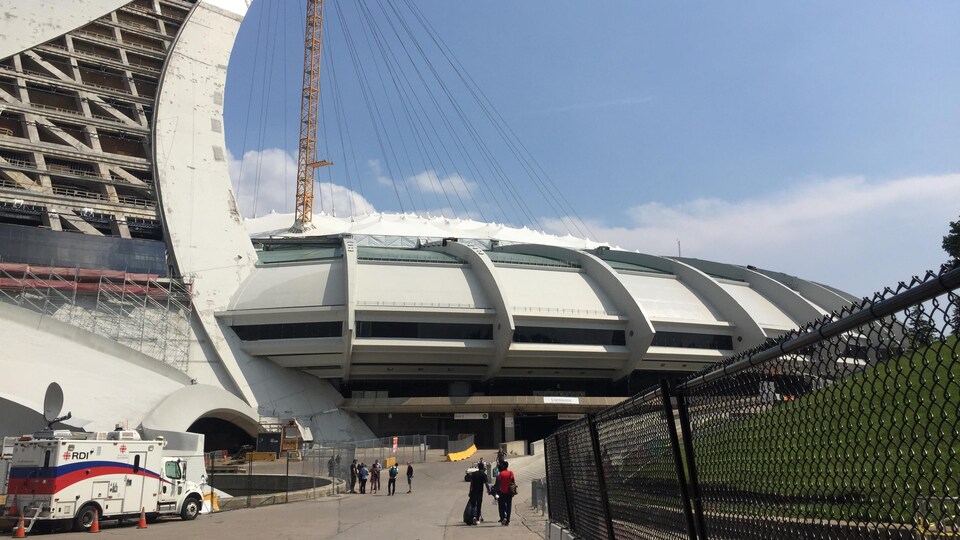 Le stade olympique avec des migrants.