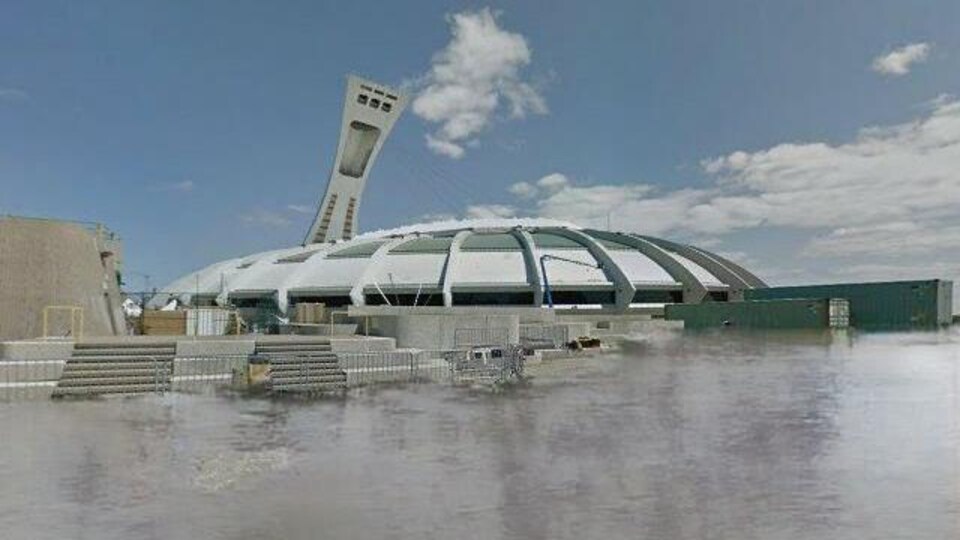 L'eau entoure le stade.