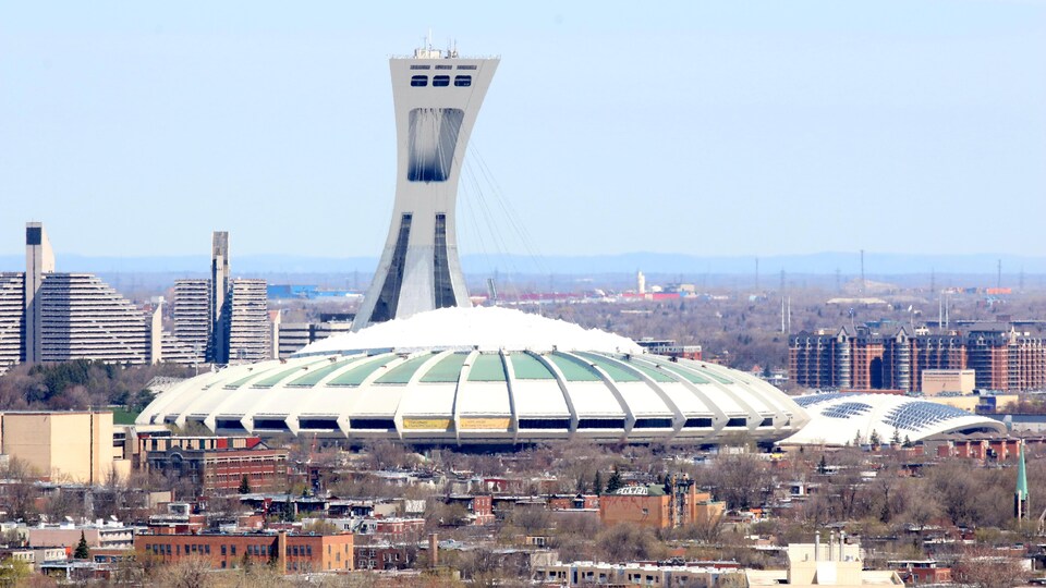 Vue générale du Stade olympique de Montréal dans son environnement, au printemps.
