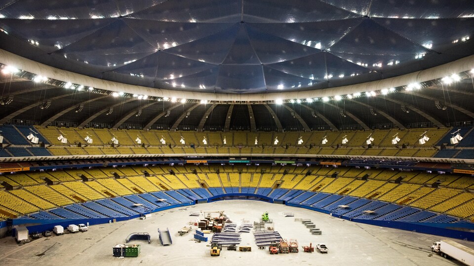 Vue du stade olympique de Montréal de l'intérieur, à partir des gradins. 