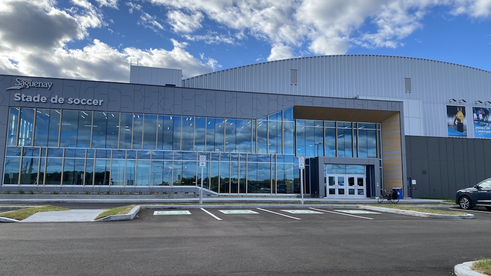 Commandite pour le nom du Stade de soccer Saguenay les critères