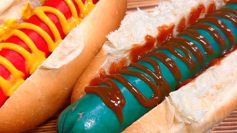 Un hot dog avec une saucisse bleu néon.