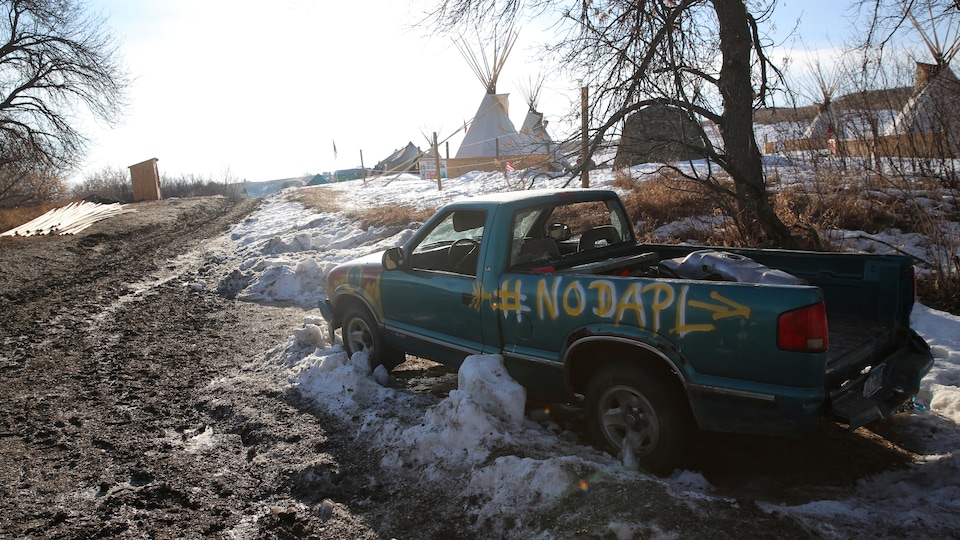Un camion abandonné dans l'un des campements près de Standing Rock indiquant NO DAPL (Non au pipeline Dakota Access)