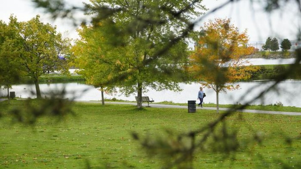 Une femme marche sur la piste cyclable du Stanley Park à Ottawa.
