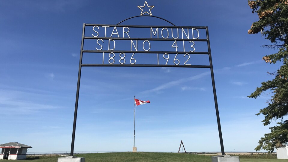 Une structure sur laquelle est écrit : Star Mound, SD NO 413, 1886 - 1962.