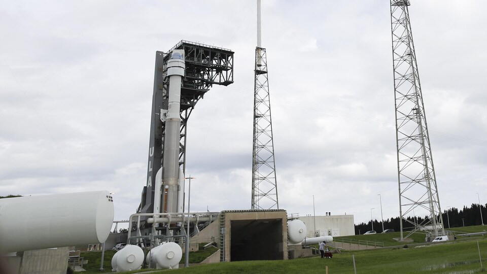 Une capsule spatiale sur sa rampe de lancement