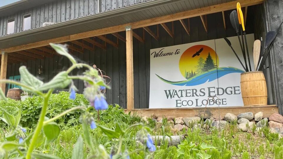 La station balnéaire Waters Edge Eco Lodge, récemment achetée par la Première Nation de Waterhen Lake. 