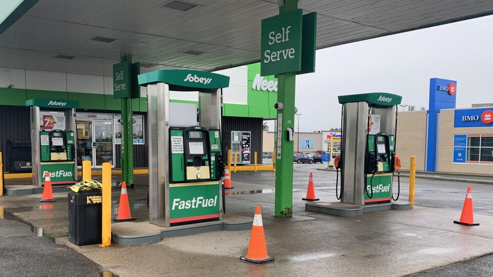 Des cônes sont installés devant les pompes à essence indiquant qu'elles ne sont plus disponibles.