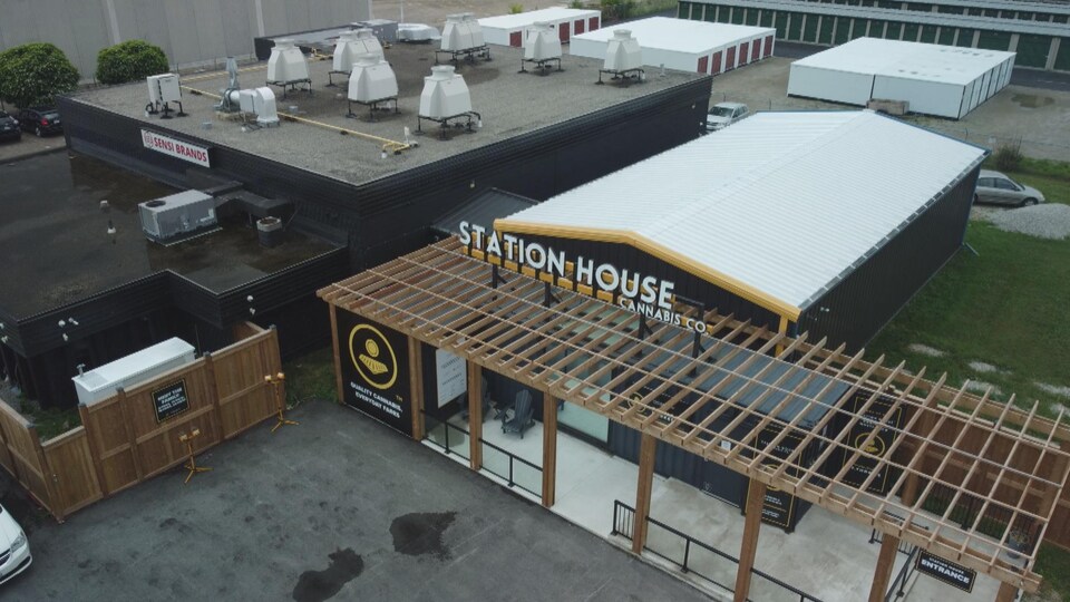 Vue aérienne des installations de Sensi Brands et du magasin Station House.