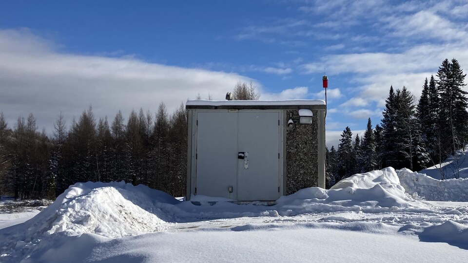 Une station de pompage l'hiver.