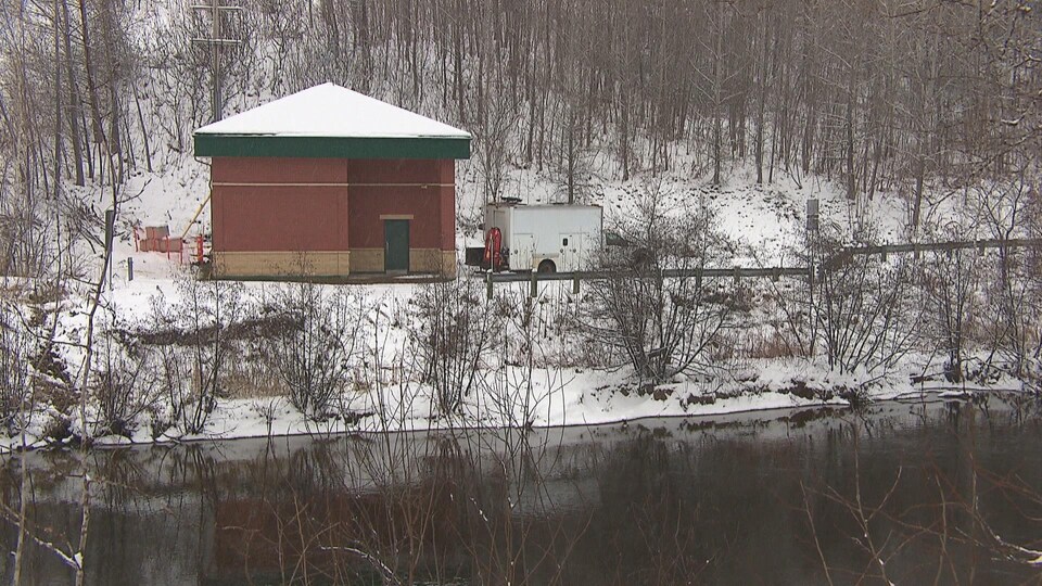 Une station de pompage au bord d'une rivière