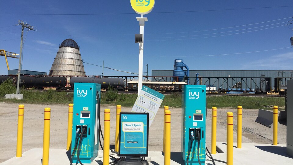 Des stations de recharge du Ivy Charging Network ont été installées dans des communautés de la route 11 au cours des dernières années, dont à Hearst. L'entreprise est un partenariat entre Ontario Power Generation et Hydro One.