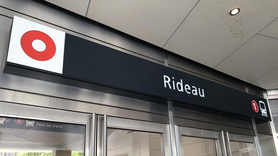 Panneau indiquant Rideau, à l'entrée de la station de train léger