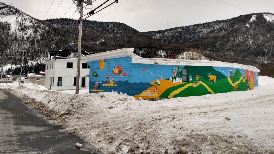 Un bâtiment abandonné en Haute-Gaspésie qui a été mis en valeur par une murale.