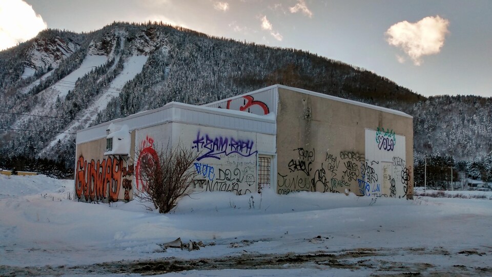 La station-service d'Irving Oil abandonné en hiver qui a maintenant de nombreux graffitis sur ses murs.