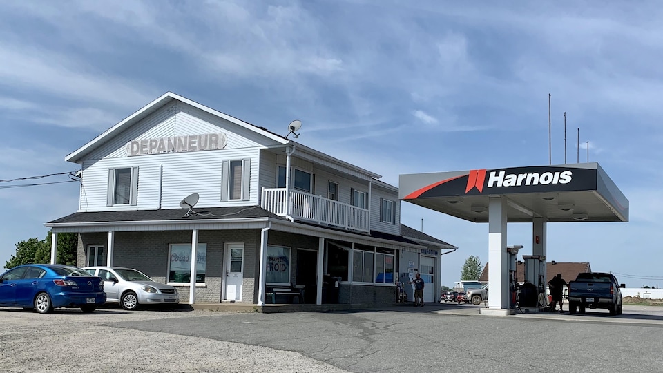 La façade de la station service Harnois, à Saint-Narcisse en Mauricie.
