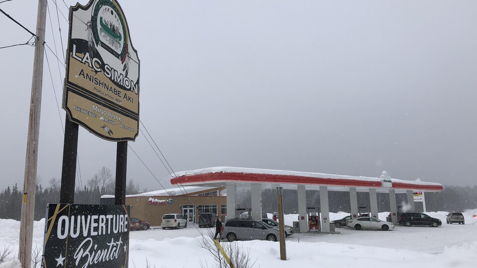 Une station d'essence Petro-Canada avec une affiche annonçant Lac Simon Anishnabe Aki.