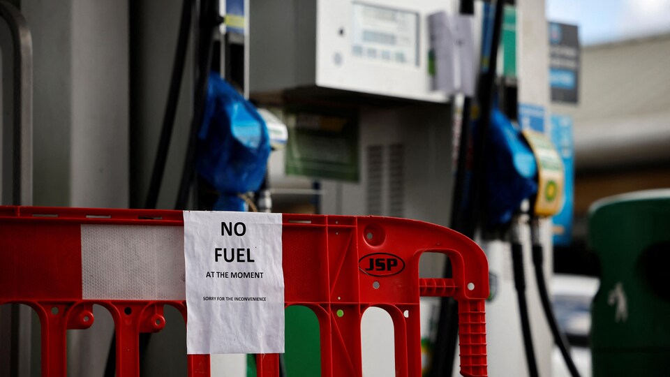 Una bomba de gasolina en una gasolinera con la inscripción "no más gasolina".