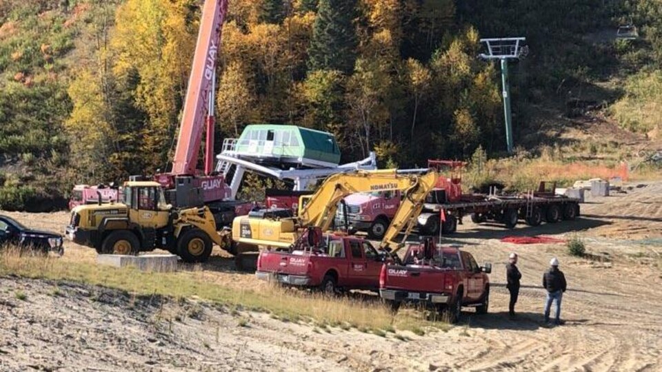 Puiseurs engins de machineries lourdes sont sur le terrain.