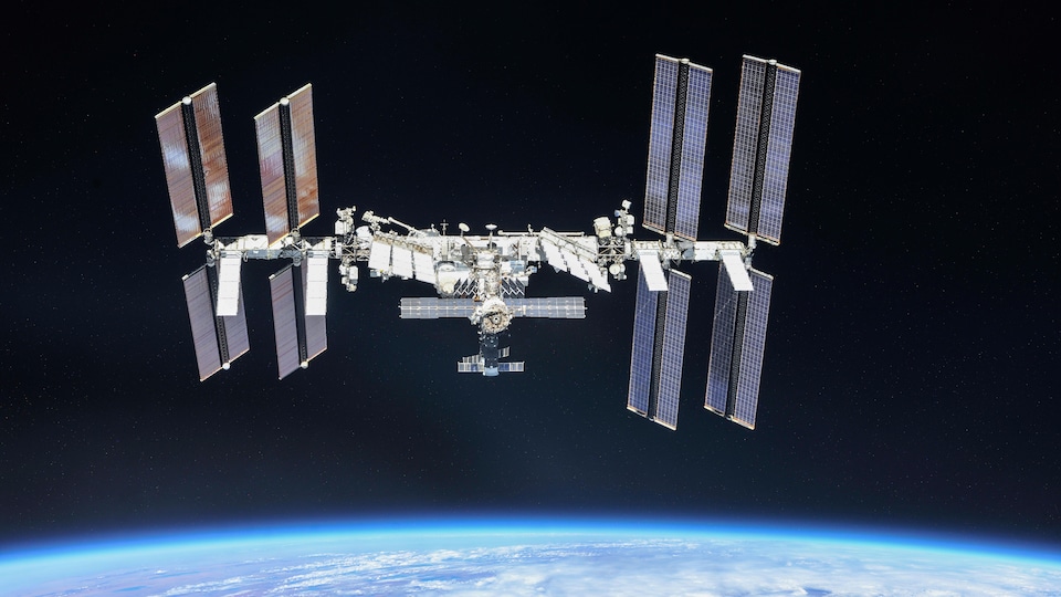 La Station spatiale internationale en orbite dans l'espace, au-dessus de l'horizon terrestre 