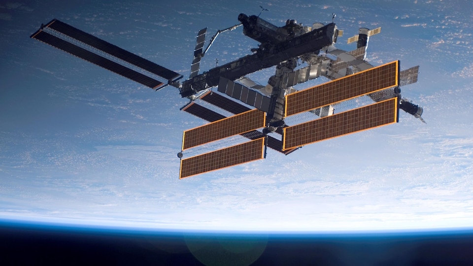 La Station spatiale internationale en orbite autour de la Terre.