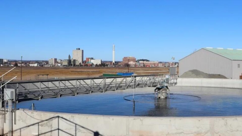 Une station de traitement des eaux.