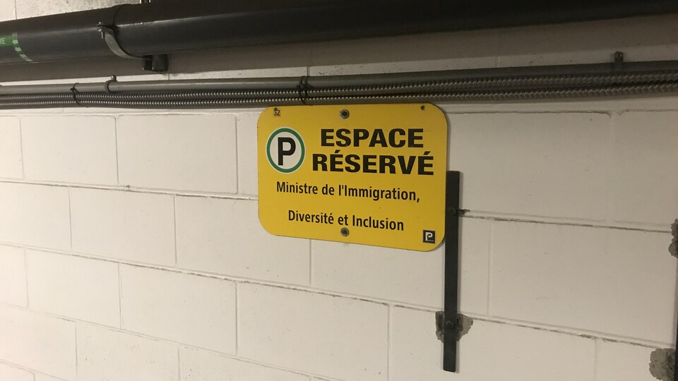 Panneau indiquant l'espace de stationnement réservé au ministre de l'Immigration.